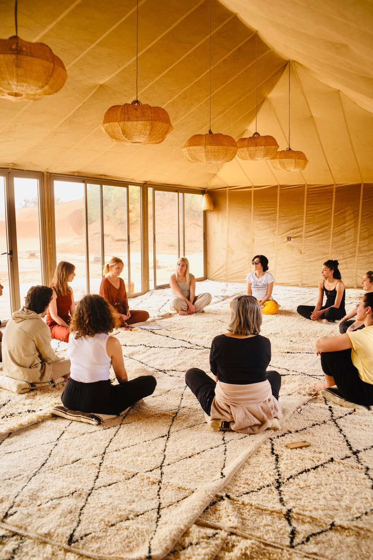 Méditation au sommet d'une dune, dans le désert marocain